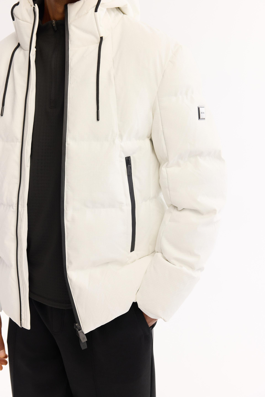 Beyaz Kapüşonlu Kapitone Detaylı Mont