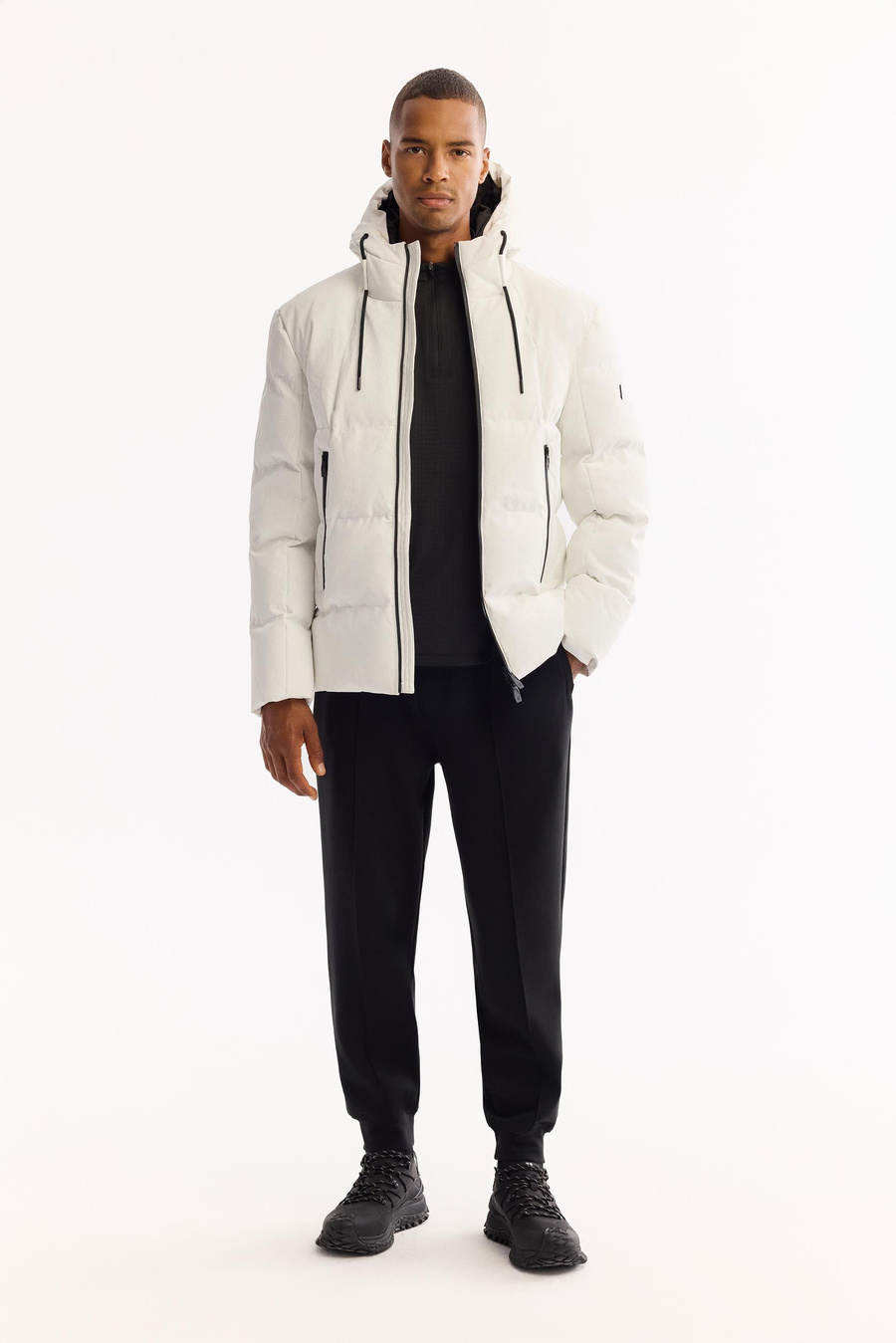 Beyaz Kapüşonlu Kapitone Detaylı Mont