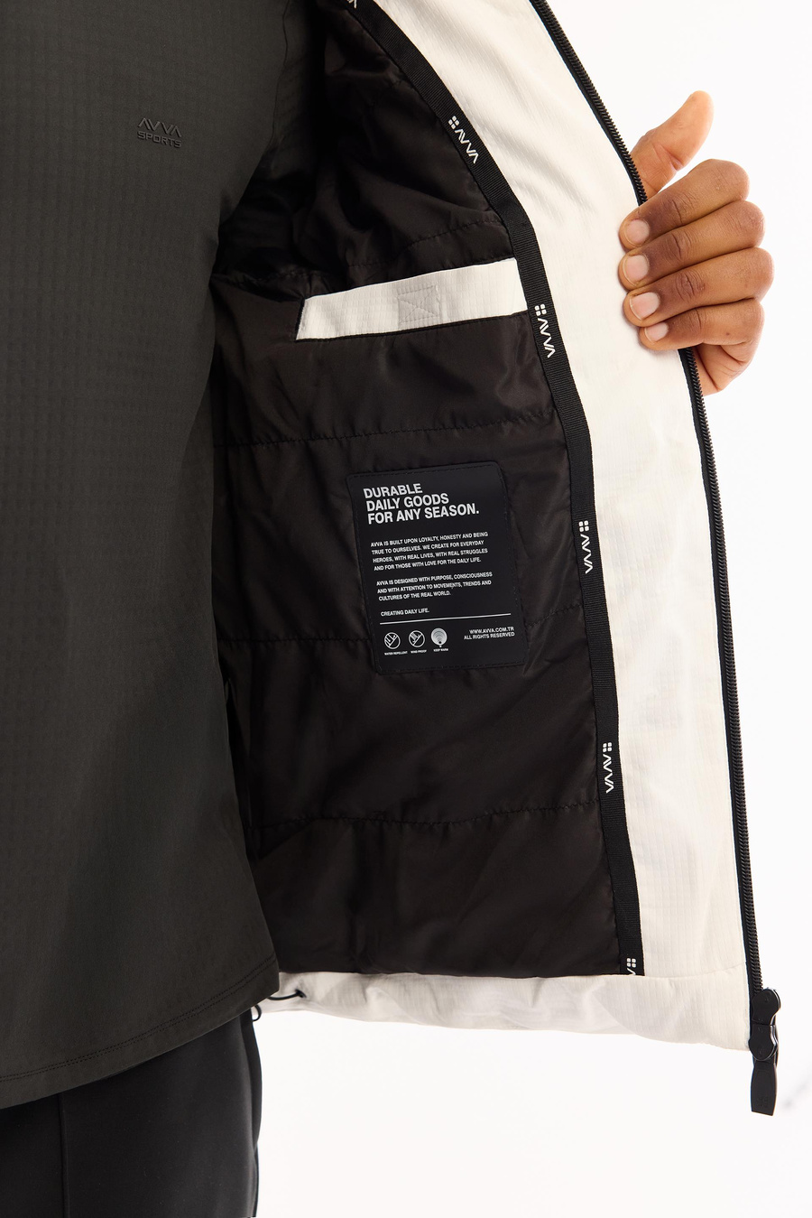 Beyaz Kapüşonlu Kapitone Detaylı Mont