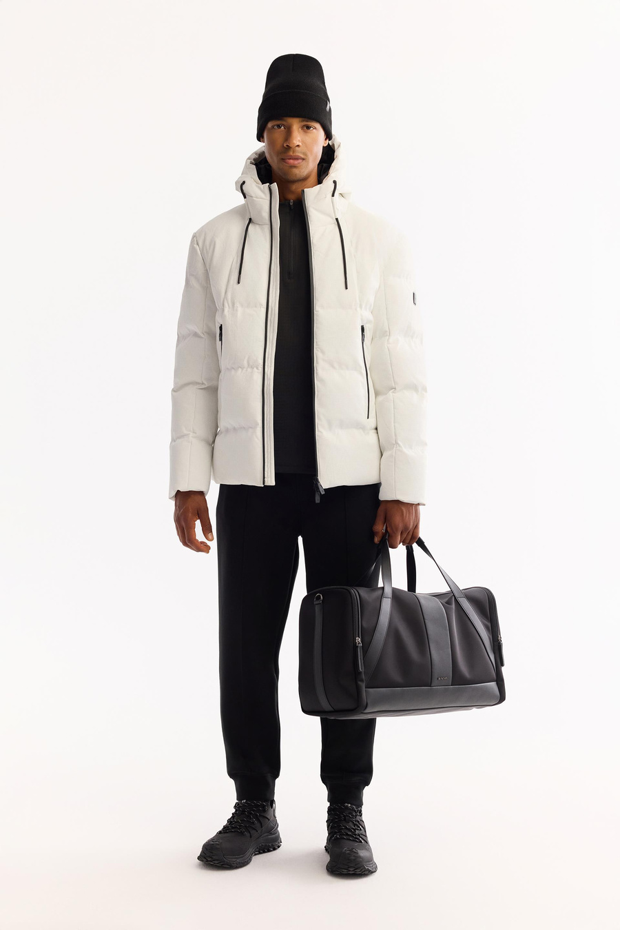 Beyaz Kapüşonlu Kapitone Detaylı Mont