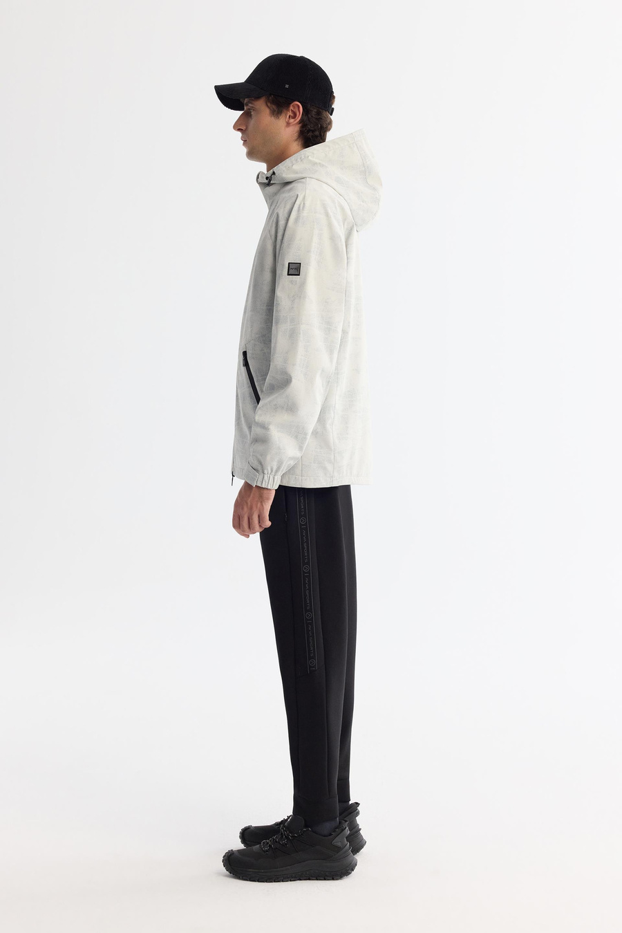 Beyaz Kapüşonlu Yaka Rüzgar Geçirmez Soyut Desenli İnce Mont