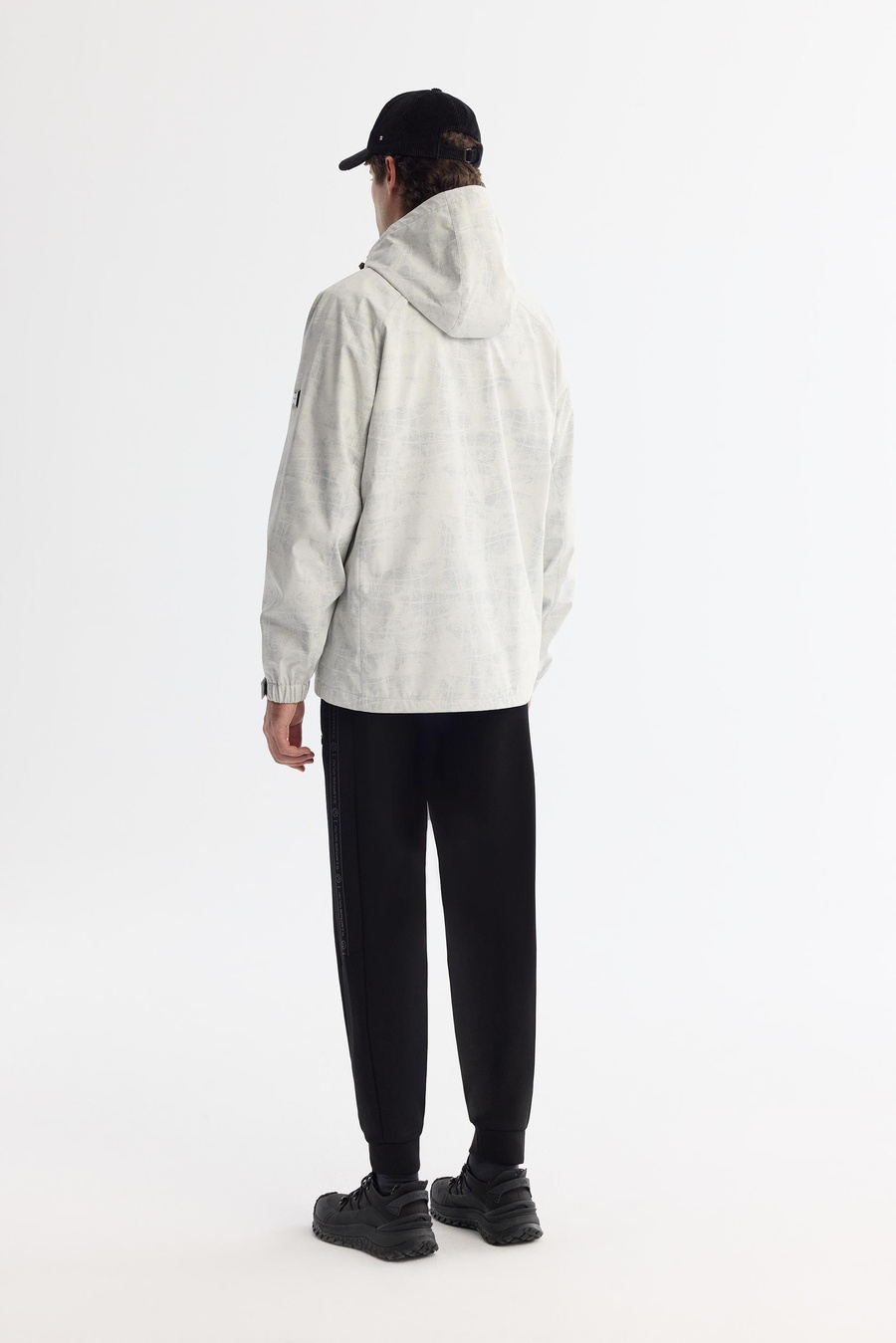 Beyaz Kapüşonlu Yaka Rüzgar Geçirmez Soyut Desenli İnce Mont