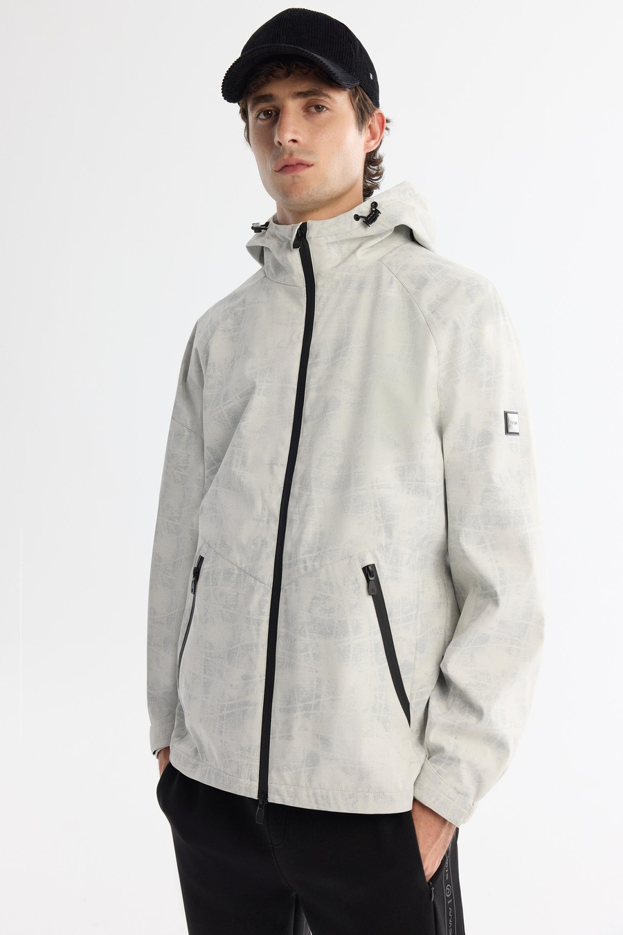 Beyaz Kapüşonlu Yaka Rüzgar Geçirmez Soyut Desenli İnce Mont