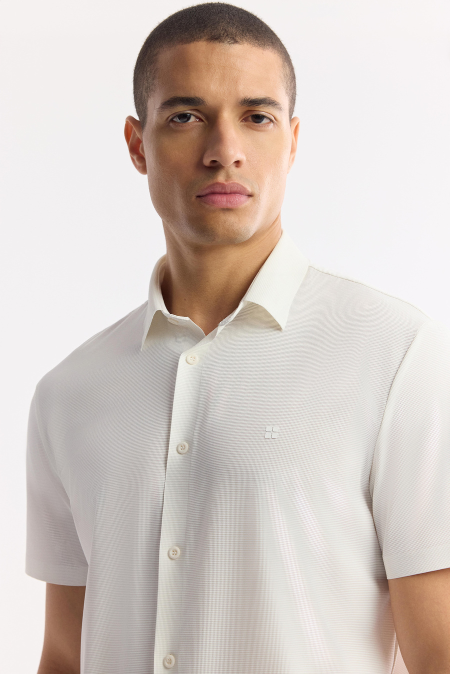 Beyaz Klasik Yaka Teknik Kumaş Örme Kısa Kol Gömlek