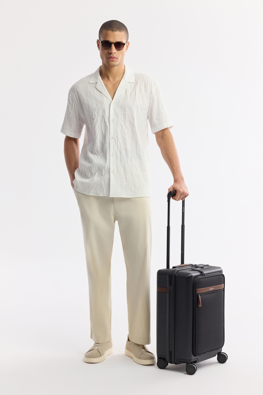 Beyaz Küba Yaka Jakarlı Comfort Fit Kısa Kol Gömlek