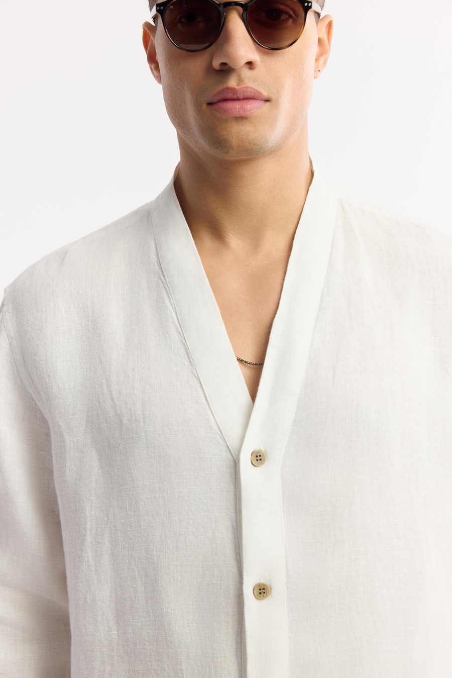 Beyaz V Yaka %100 Keten Comfort Fit Uzun Kol Gömlek