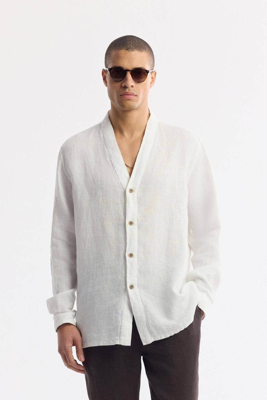 Beyaz V Yaka %100 Keten Comfort Fit Uzun Kol Gömlek