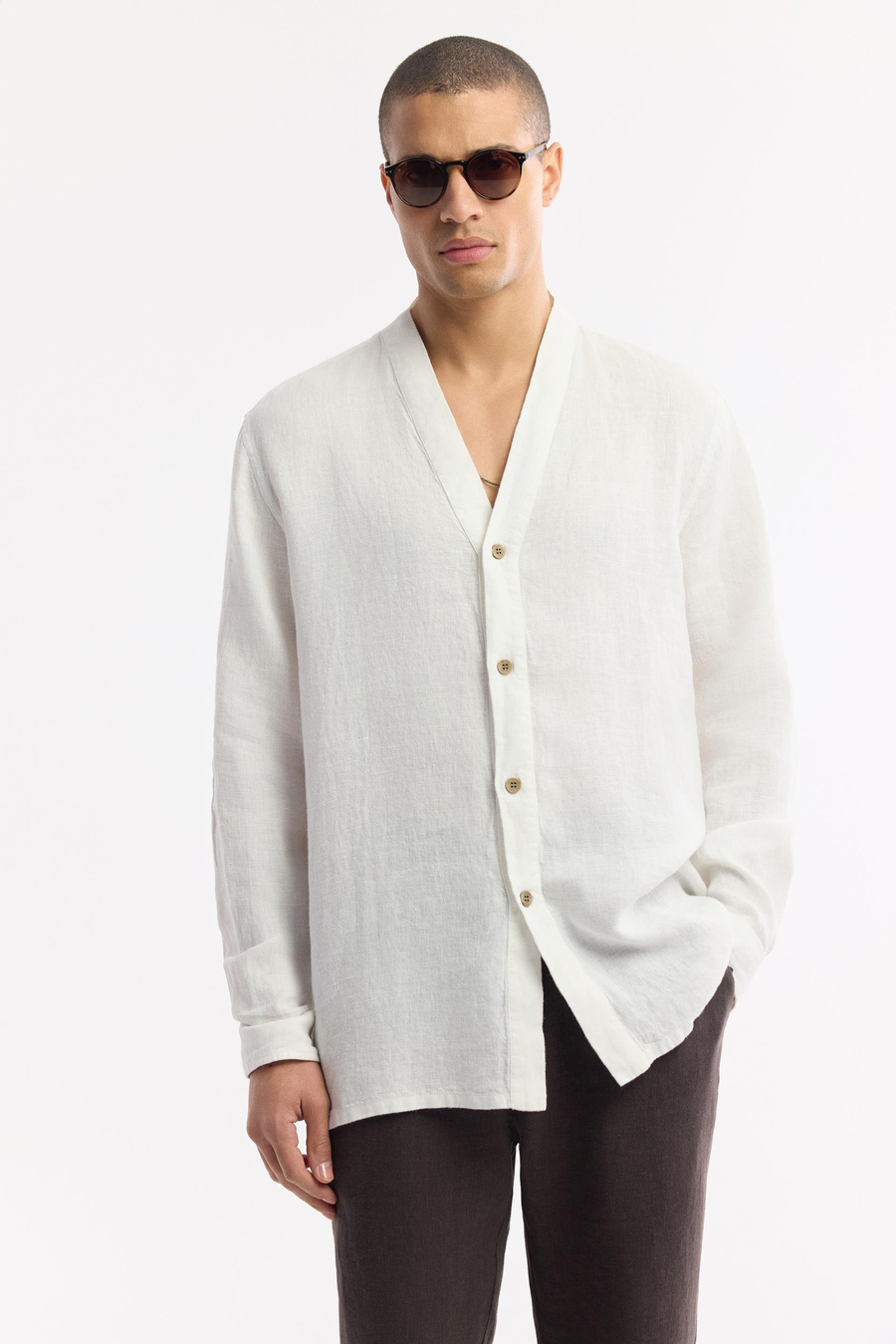 Beyaz V Yaka %100 Keten Comfort Fit Uzun Kol Gömlek