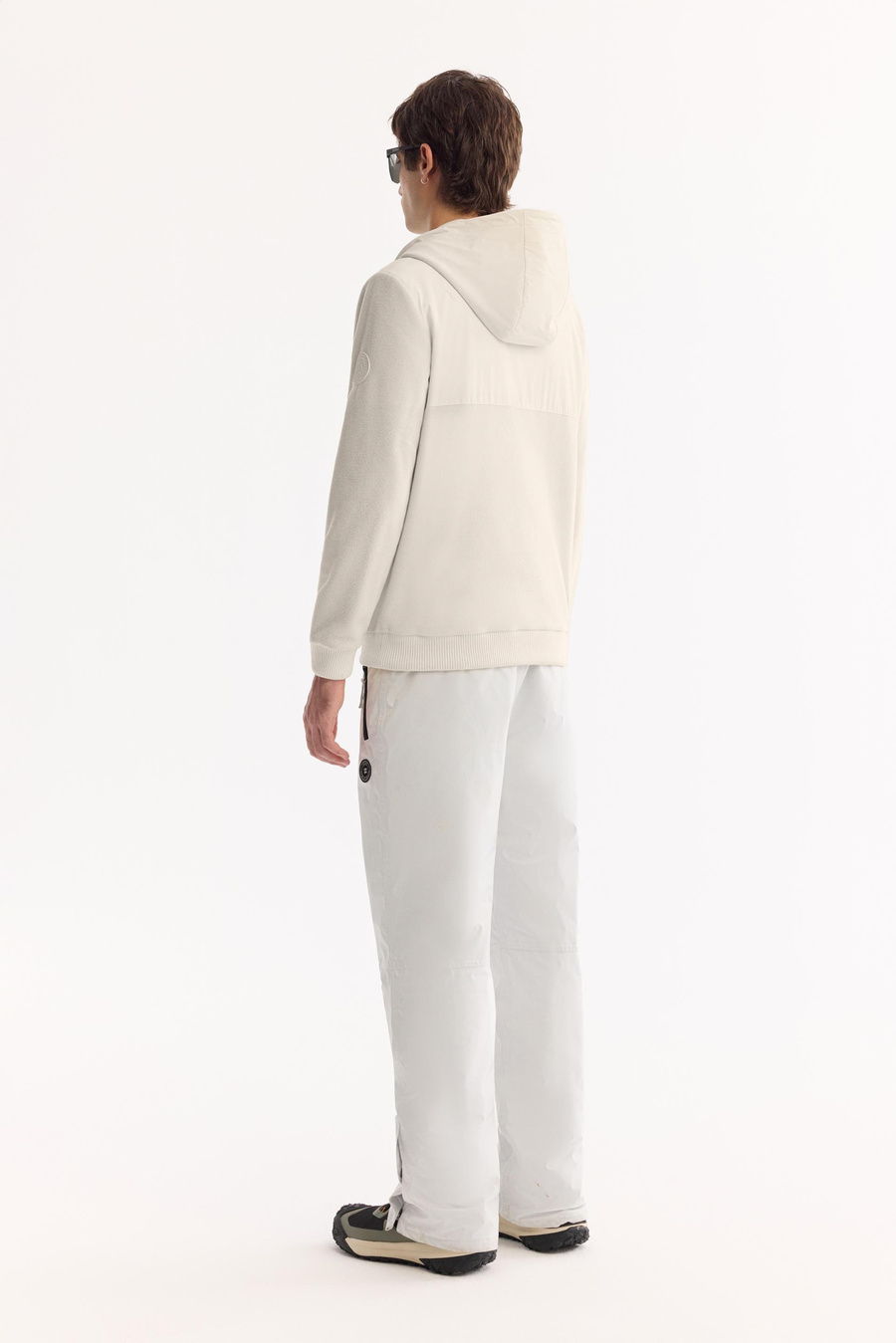 Ekru Kapüşonlu Yaka Çıtçıt Kapama Paraşüt Kumaş Kolda Logo ve Kanguru Cep Polar Sweatshirt