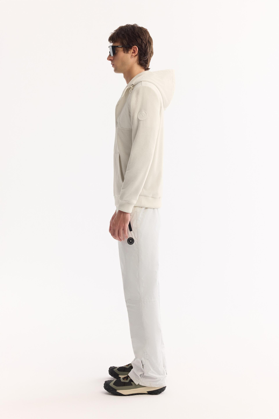 Ekru Kapüşonlu Yaka Çıtçıt Kapama Paraşüt Kumaş Kolda Logo ve Kanguru Cep Polar Sweatshirt