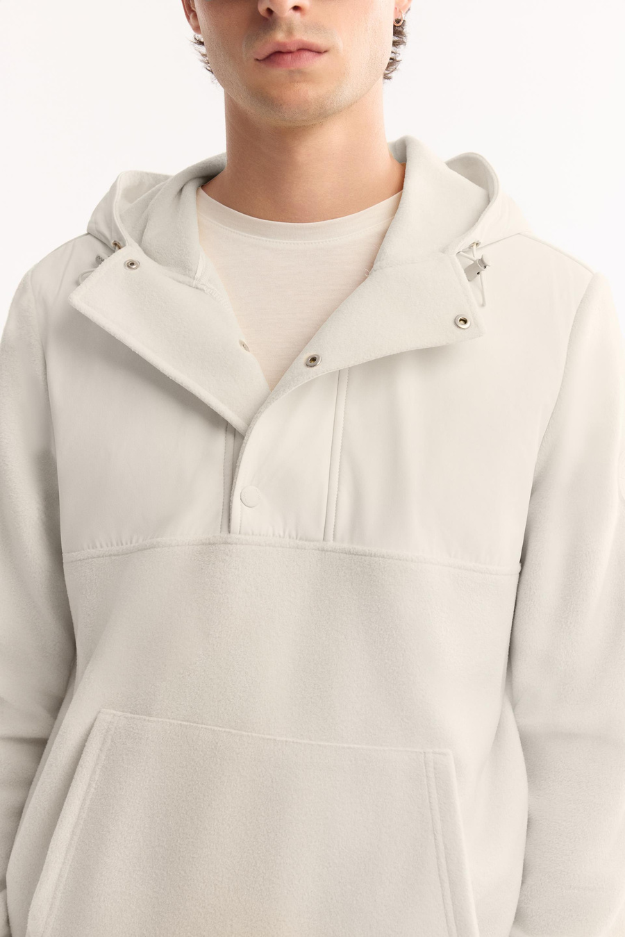 Ekru Kapüşonlu Yaka Çıtçıt Kapama Paraşüt Kumaş Kolda Logo ve Kanguru Cep Polar Sweatshirt