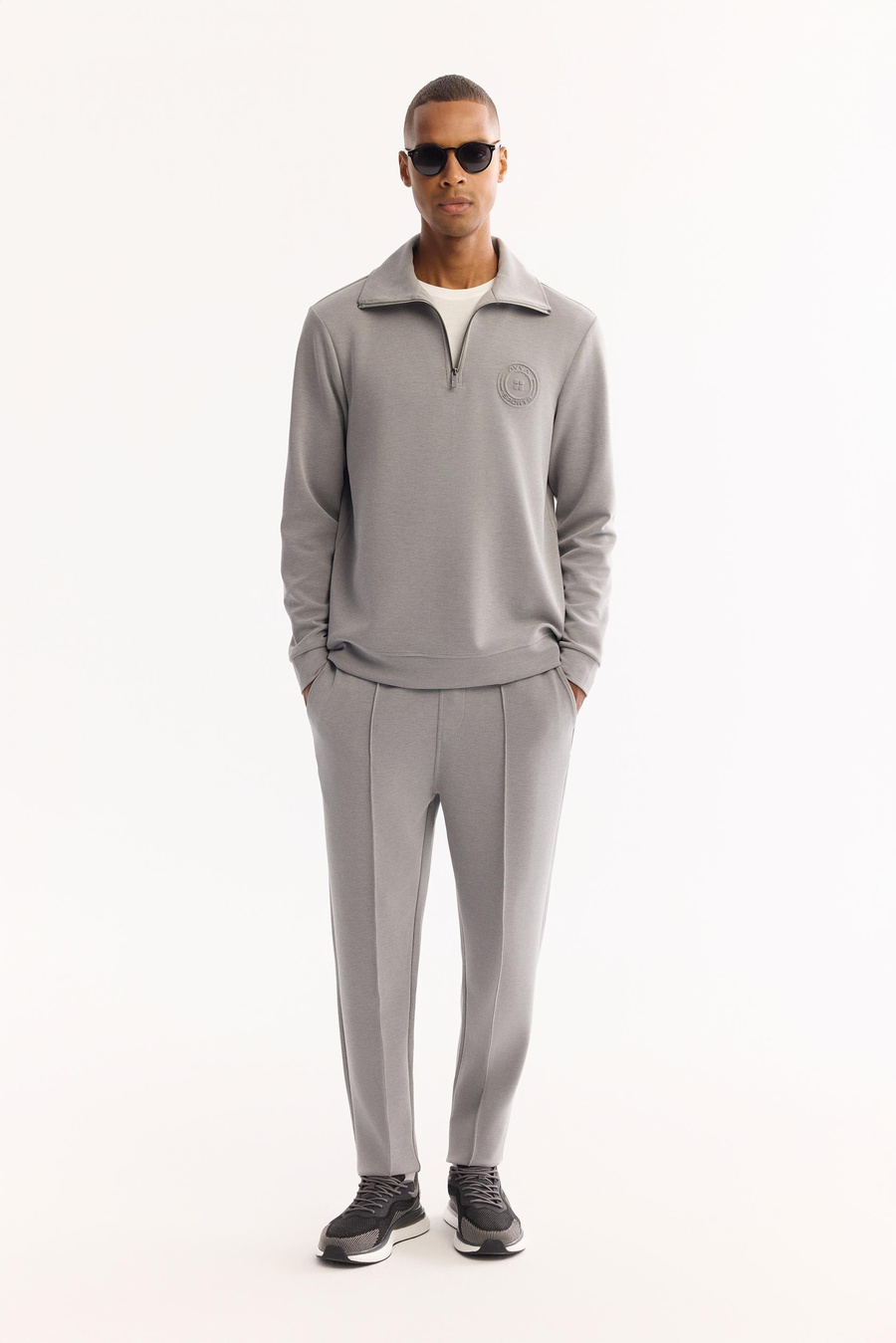 Gri Dik Yaka Fermuarlı Göğüs Gofre Baskı Logo Soft Touch Sweatshirt