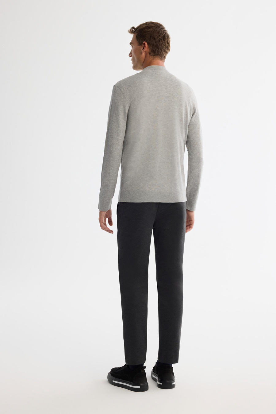 Gri Dik Yaka Fermuarlı Ön Bedeni Jakarlı Kazak