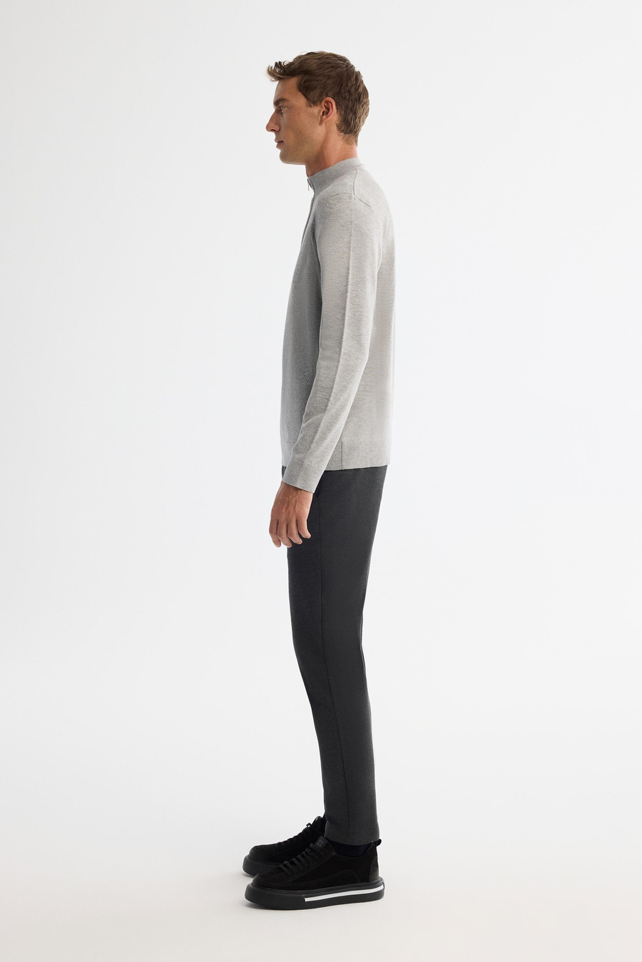 Gri Dik Yaka Fermuarlı Ön Bedeni Jakarlı Kazak