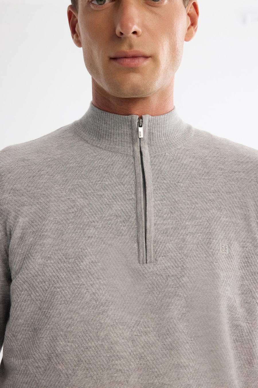 Gri Dik Yaka Fermuarlı Ön Bedeni Jakarlı Kazak