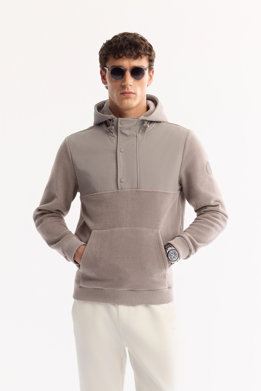 Gri Kapüşonlu Yaka Çıtçıt Kapama Paraşüt Kumaş Kolda Logo ve Kanguru Cep Polar Sweatshirt