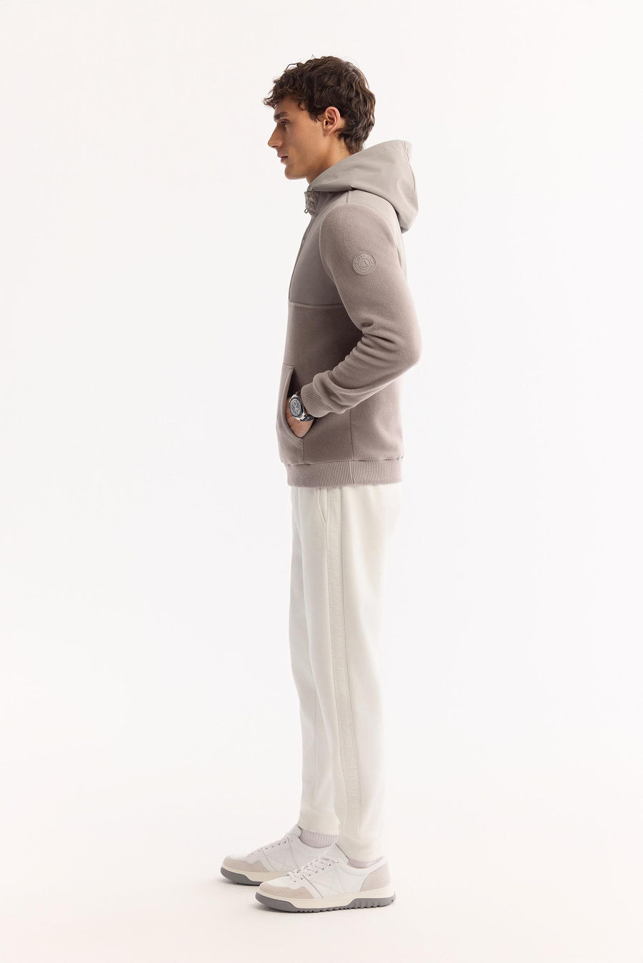 Gri Kapüşonlu Yaka Çıtçıt Kapama Paraşüt Kumaş Kolda Logo ve Kanguru Cep Polar Sweatshirt