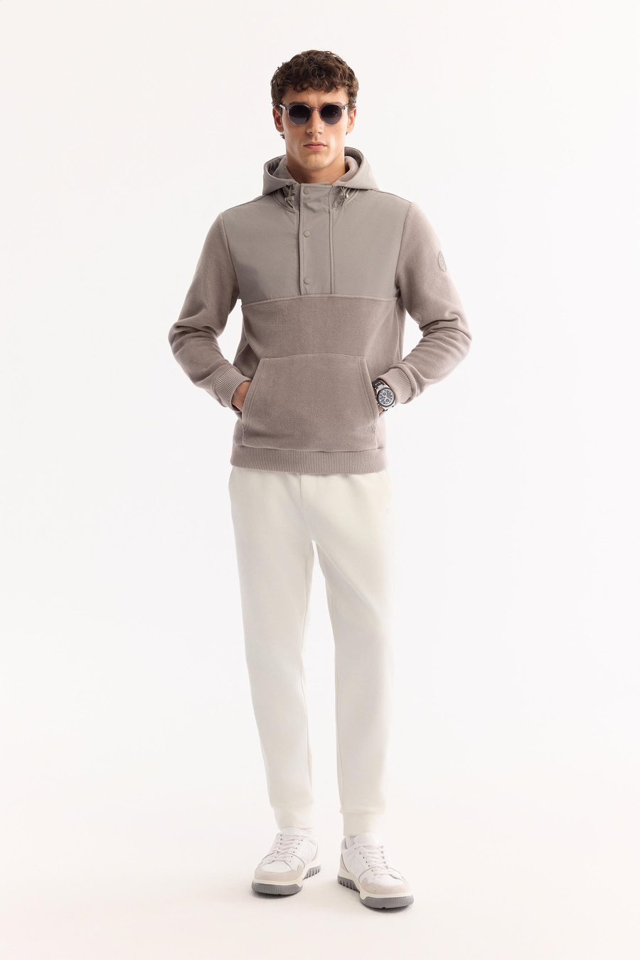 Gri Kapüşonlu Yaka Çıtçıt Kapama Paraşüt Kumaş Kolda Logo ve Kanguru Cep Polar Sweatshirt