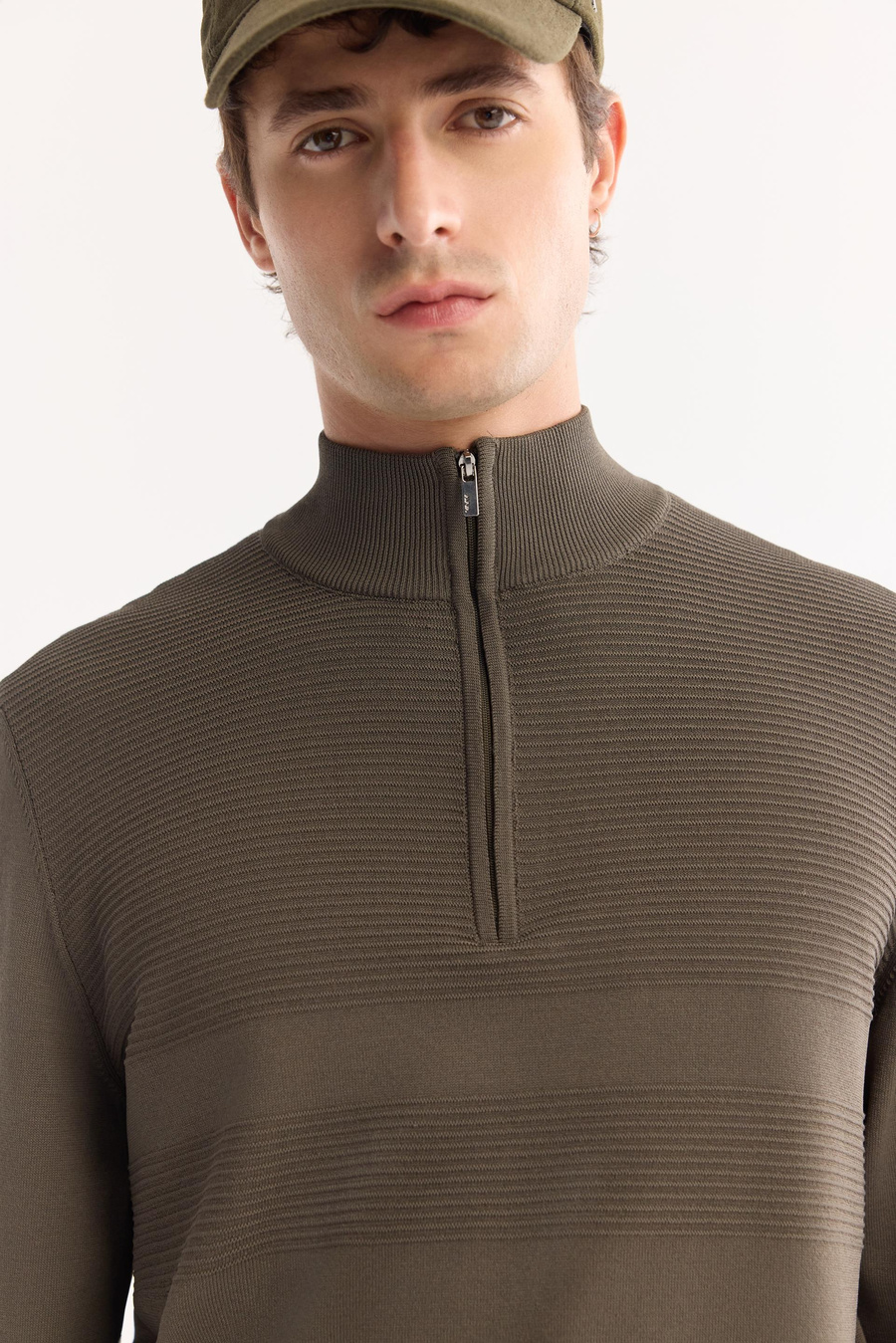 Haki Dik Yaka Fermuarlı Bekletme Detaylı Rayon Kazak