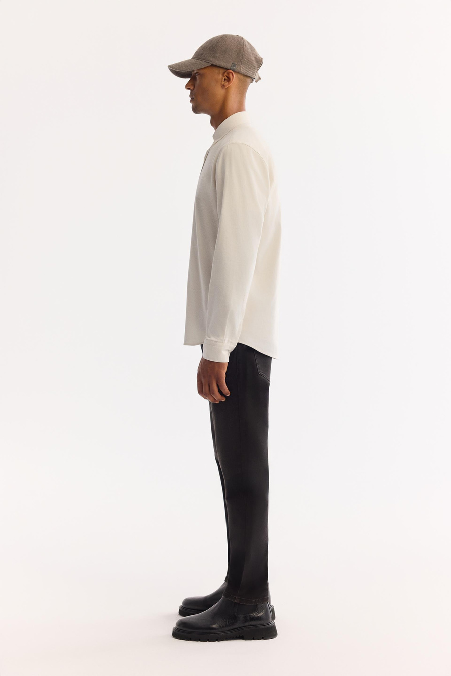 Kırık Beyaz Düğmeli Yaka Fitilli Kadife Pamuklu Regular Fit Gömlek