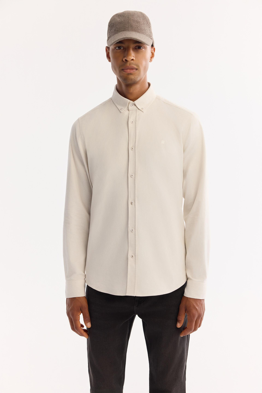 Kırık Beyaz Düğmeli Yaka Fitilli Kadife Pamuklu Regular Fit Gömlek