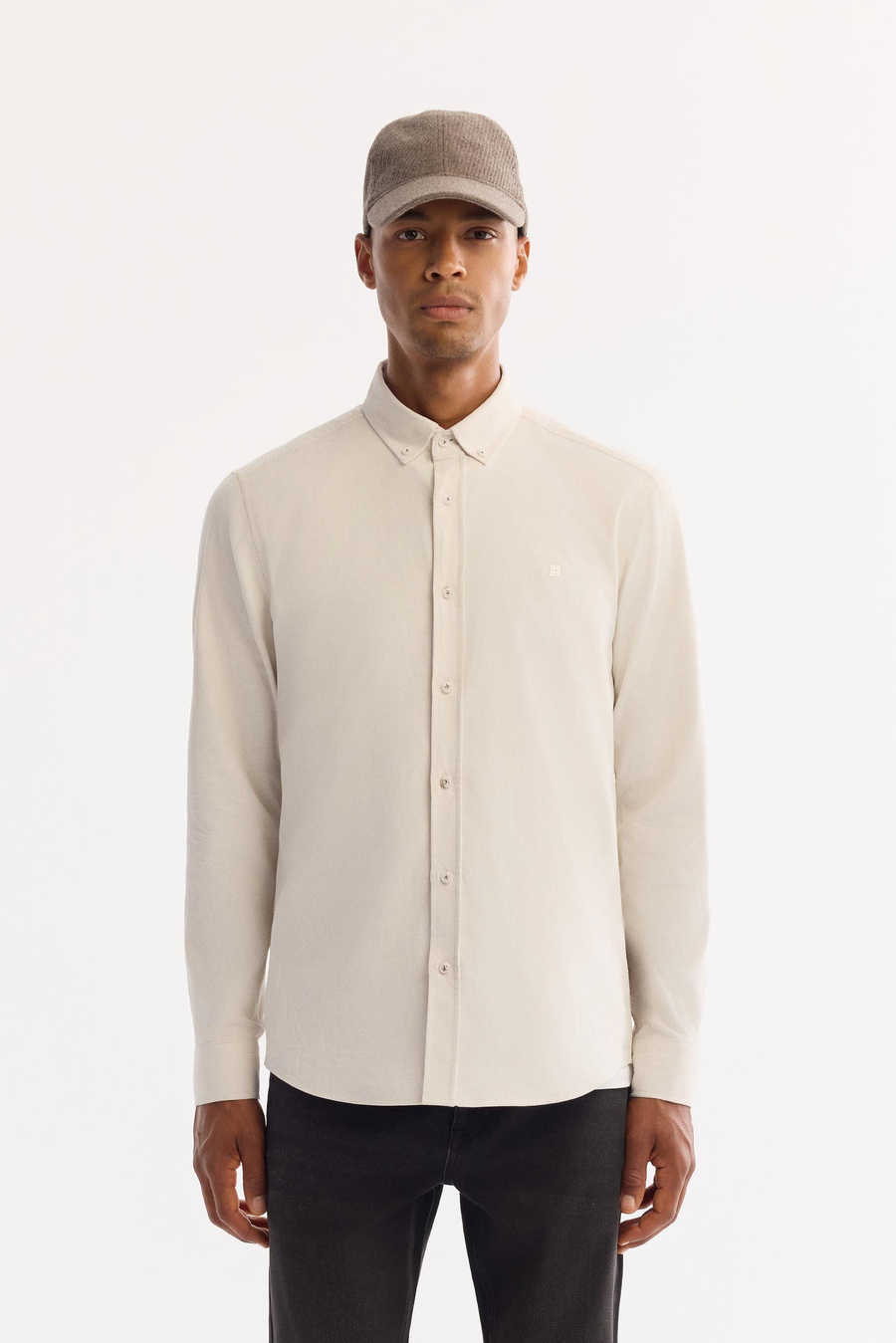 Kırık Beyaz Düğmeli Yaka Fitilli Kadife Pamuklu Regular Fit Gömlek