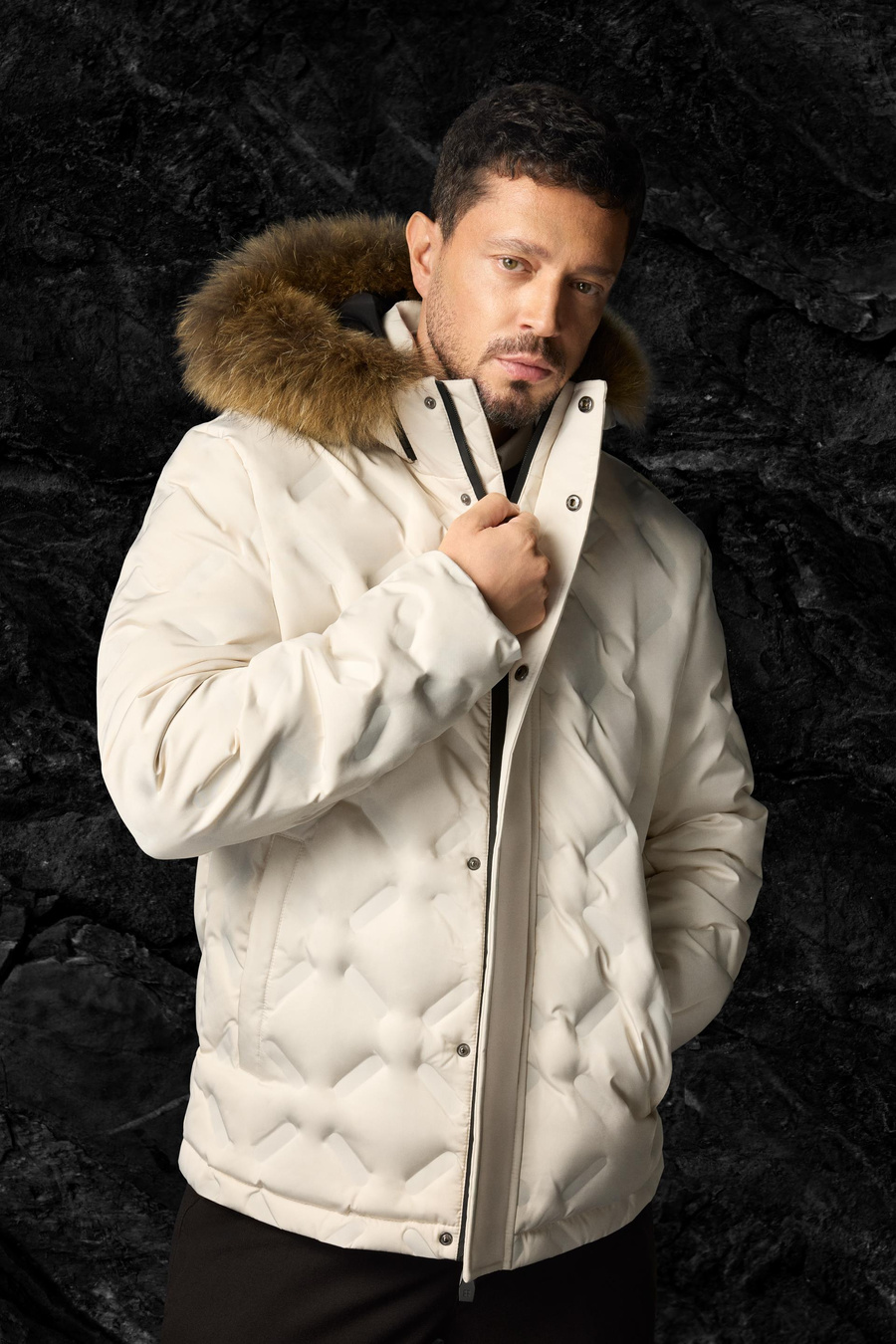 Kırık Beyaz Kapüşonlu %100 Kaz Tüyü Su İtici Rüzgar Geçirmez -10 Dereceye Dayanıklı Şişme Mont