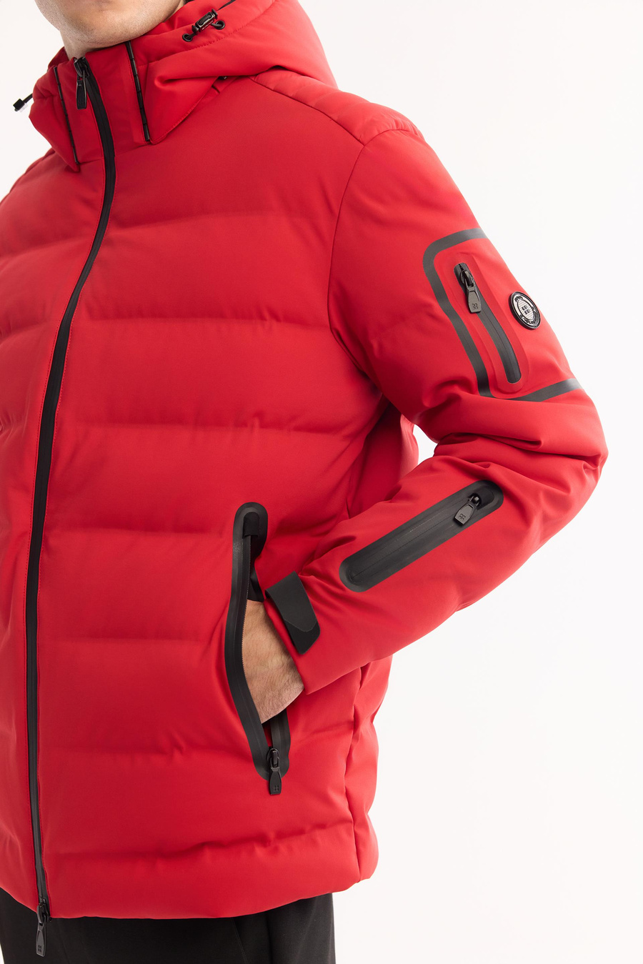 Kırmızı Kapüşonlu Kaz Tüyü Karışımlı Yapıştırma Mont