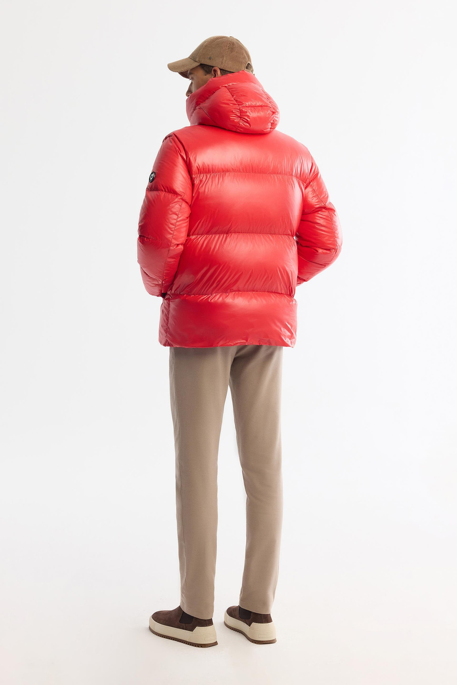 Kırmızı Kapüşonlu Yaka Rüzgar Geçirmez Taşıma Askılı Mont