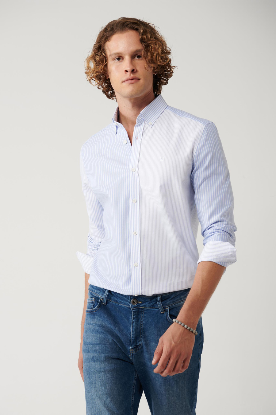 Mavi Düğmeli Yaka Çizgli Çapa Nakışlı Slim Fit Gömlek
