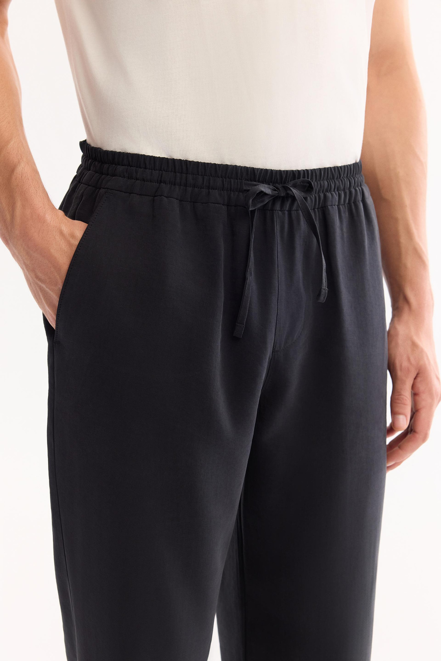 Siyah Beli Lastikli Bağcıklı Modal Karışımlı  Relaxed Fit Pantolon