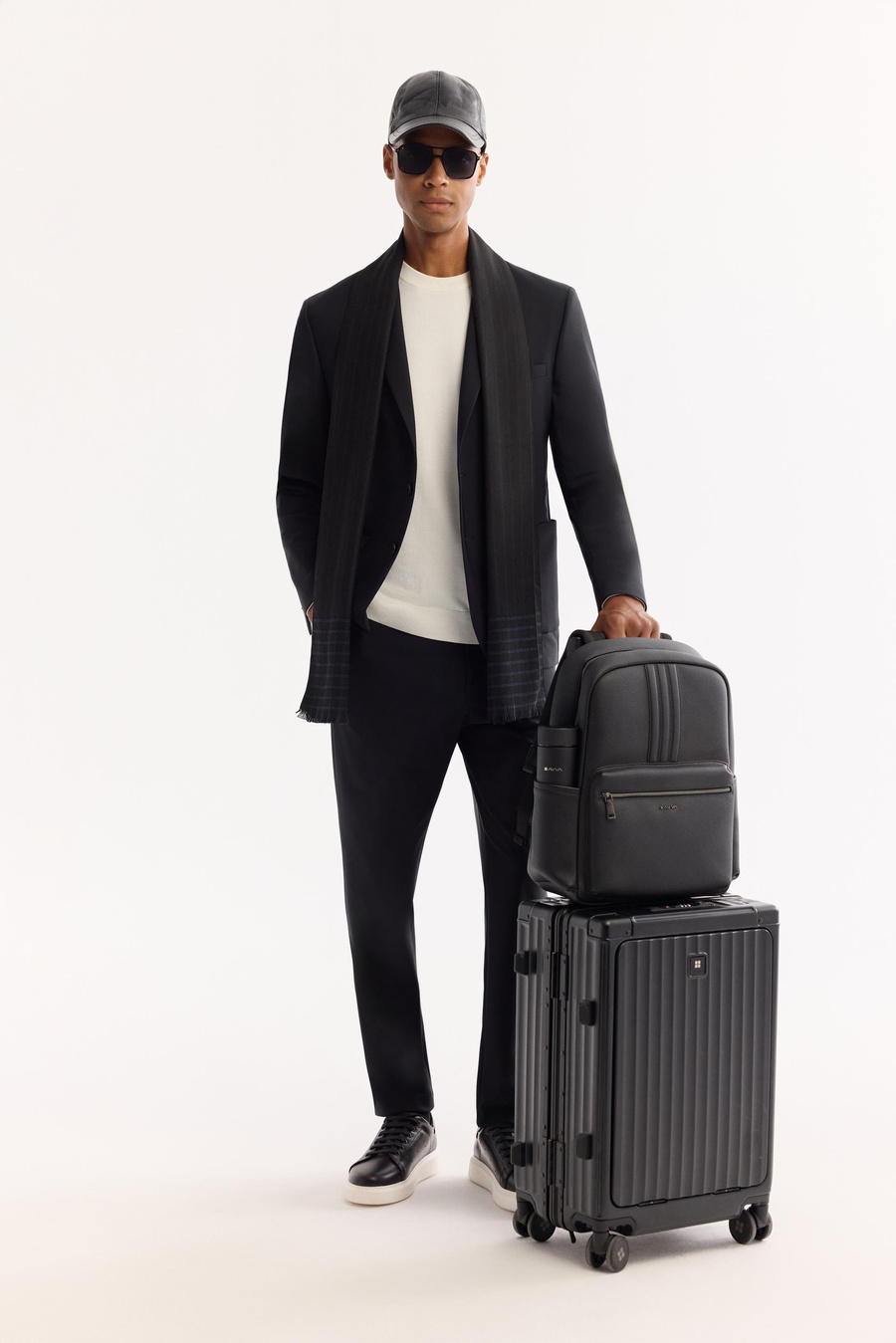 Siyah Mono Yaka Çift Yırtmaç Astarsız Kapaklı Cepli Bi-Stretch Teknik Kumaş Ceket