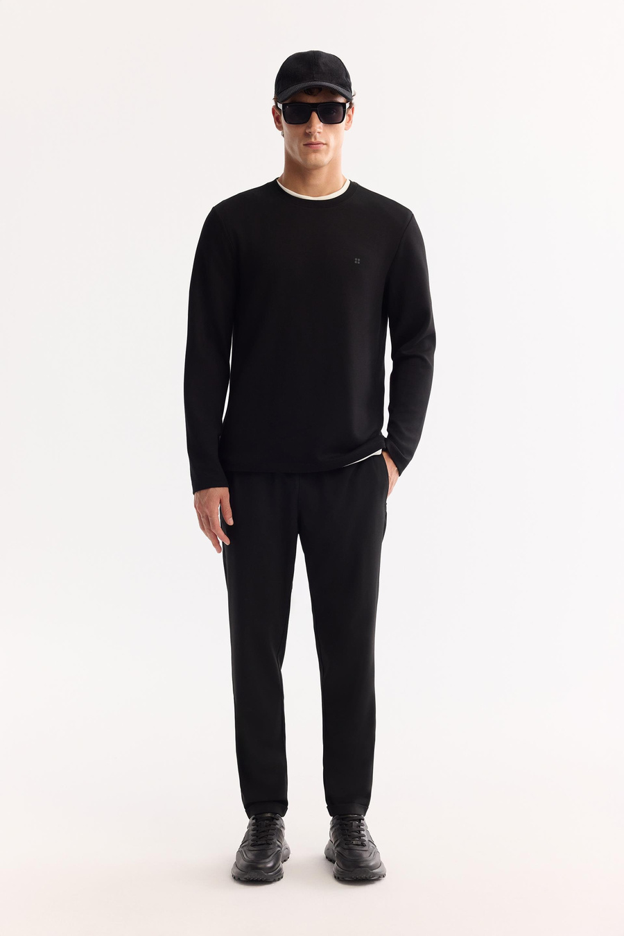 Siyah Bisiklet Yaka Göğüs Enjeksiyon Baskılı Uzun Kol Tshırt