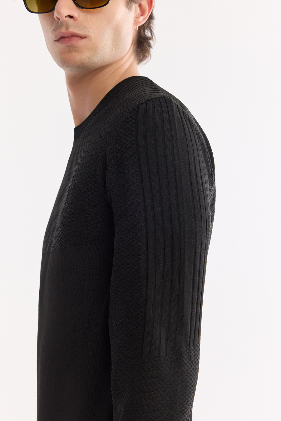 Siyah Bisiklet Yaka Ön Roba ve Kolları Örgü Detaylı Polielit Kazak