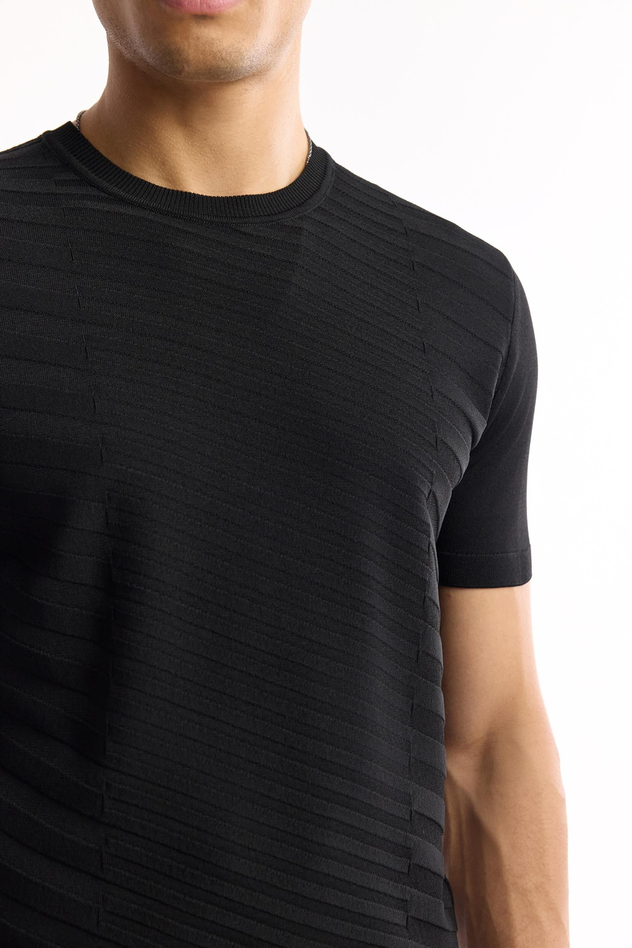 Siyah Bisiklet Yaka Önü Jakar Detaylı Rayon Triko T-shirt