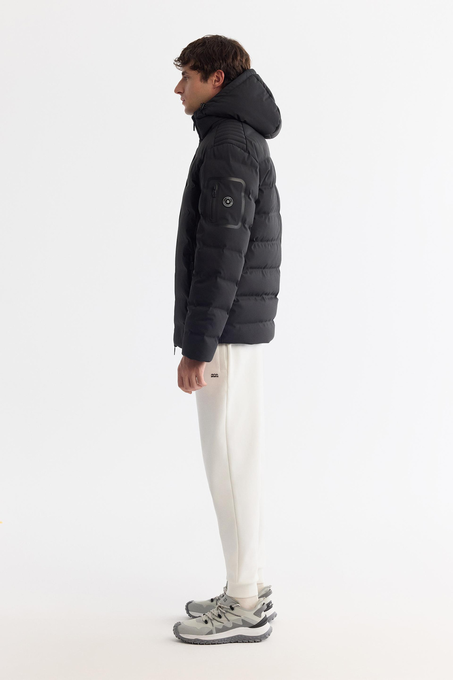 Siyah Çıkma Kapüşonlu Yaka Kaz Tüyü Su İtici Rüzgar Geçirmez Termometreli Şişme Mont