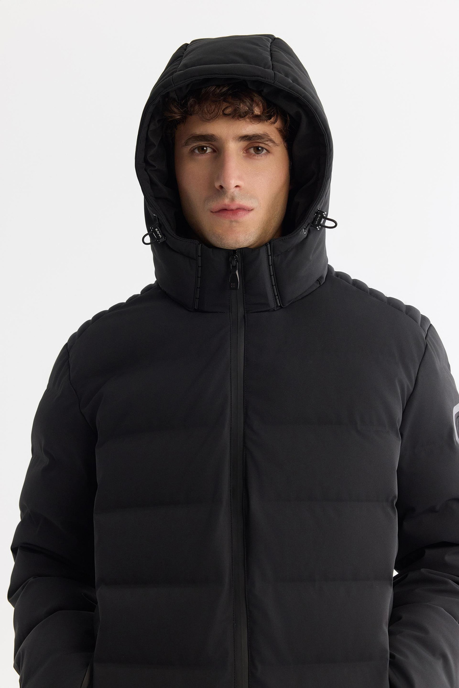 Siyah Çıkma Kapüşonlu Yaka Kaz Tüyü Su İtici Rüzgar Geçirmez Termometreli Şişme Mont