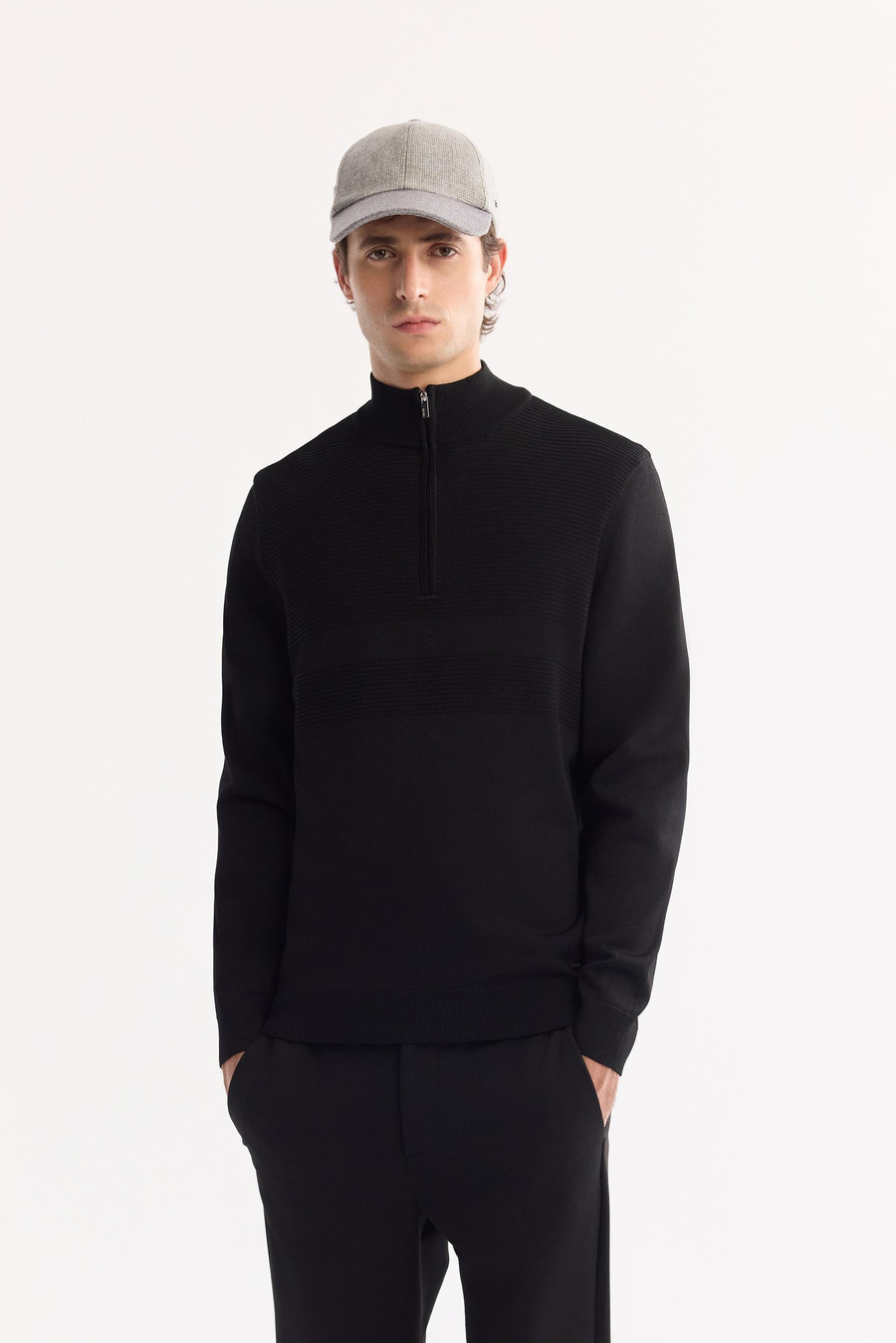 Siyah Dik Yaka Fermuarlı Bekletme Detaylı Rayon Kazak