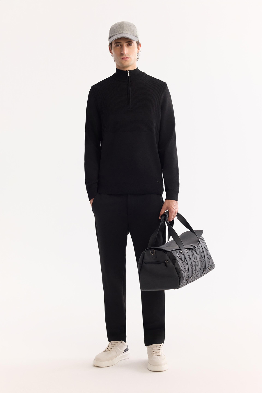 Siyah Dik Yaka Fermuarlı Bekletme Detaylı Rayon Kazak