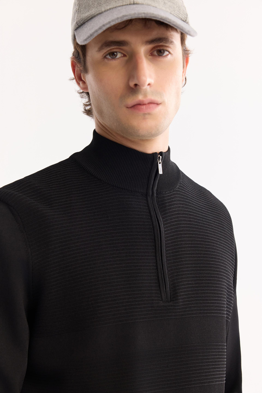 Siyah Dik Yaka Fermuarlı Bekletme Detaylı Rayon Kazak