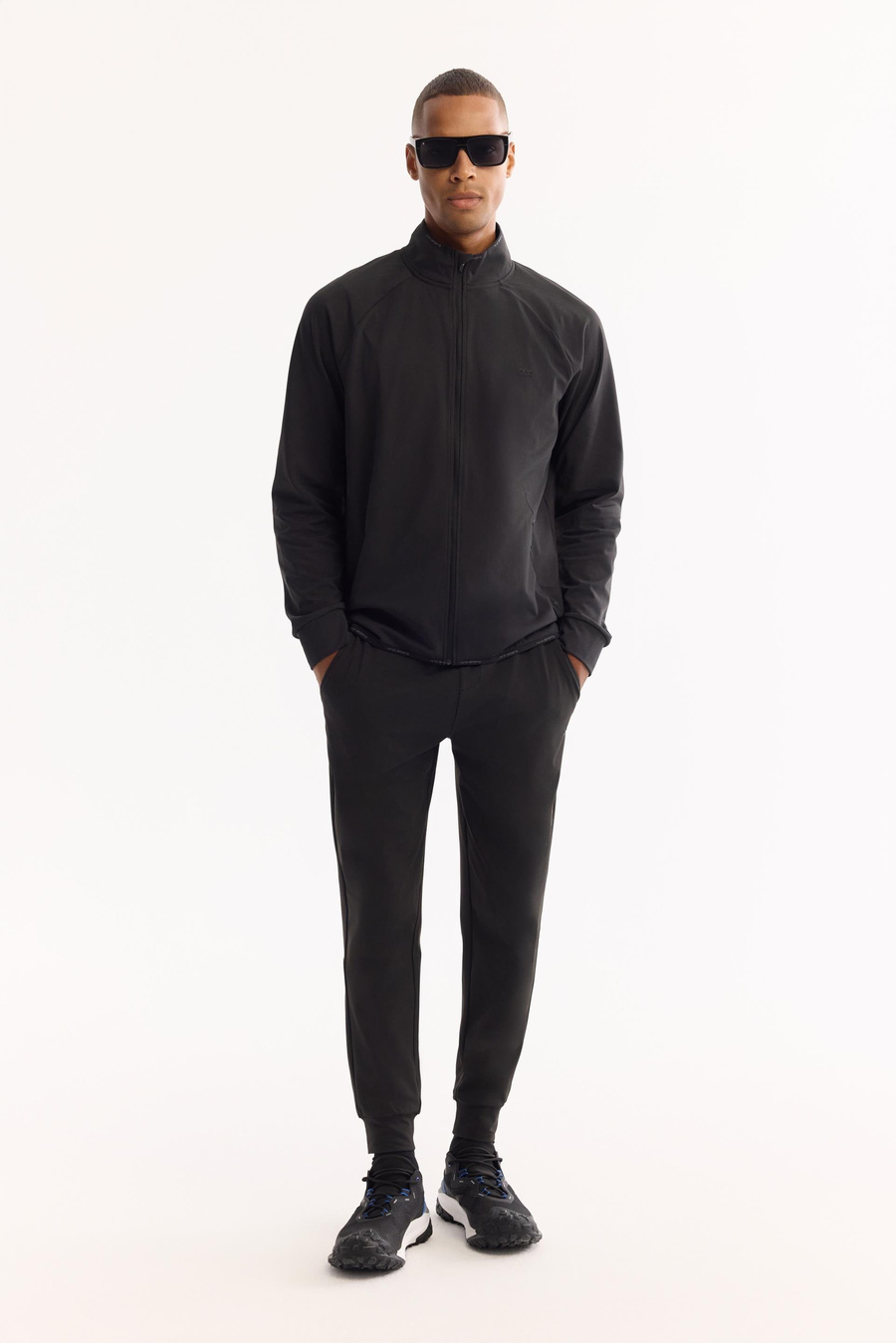 Siyah Dik Yaka Fermuarlı Göğüs Enjeksiyon Baskılı İnterlok Teknik Kumaş  Hırka