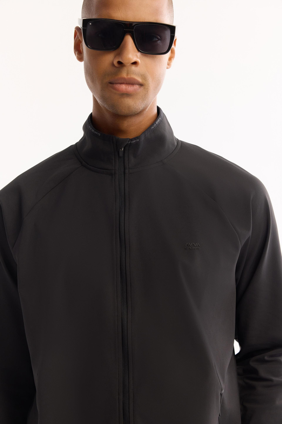 Siyah Dik Yaka Fermuarlı Göğüs Enjeksiyon Baskılı İnterlok Teknik Kumaş  Hırka