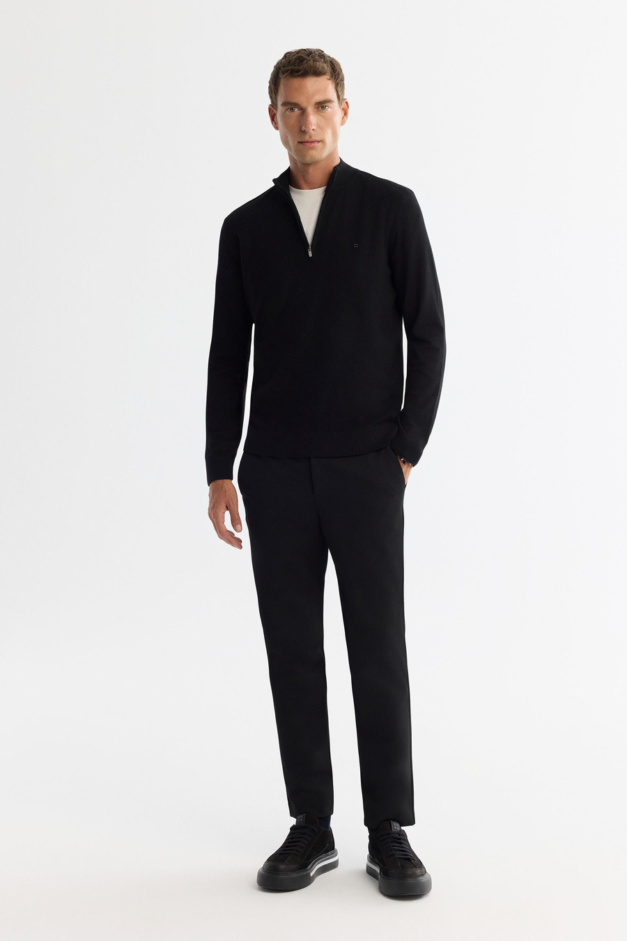 Siyah Dik Yaka Fermuarlı Ön Bedeni Jakarlı Kazak