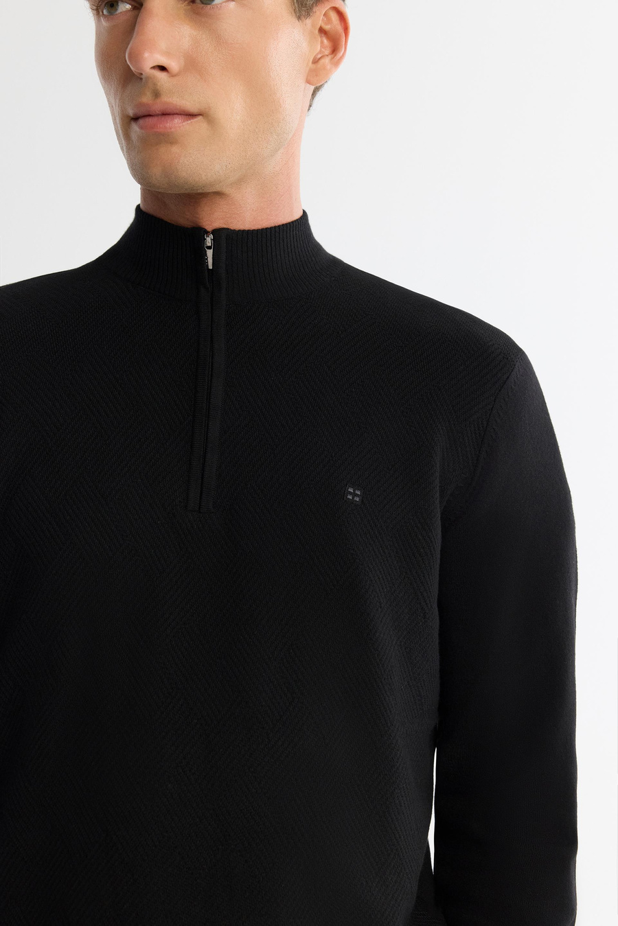 Siyah Dik Yaka Fermuarlı Ön Bedeni Jakarlı Kazak