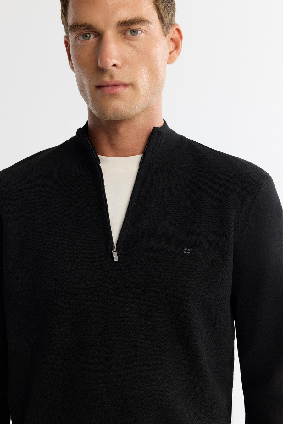 Siyah Dik Yaka Fermuarlı Ön Bedeni Jakarlı Kazak