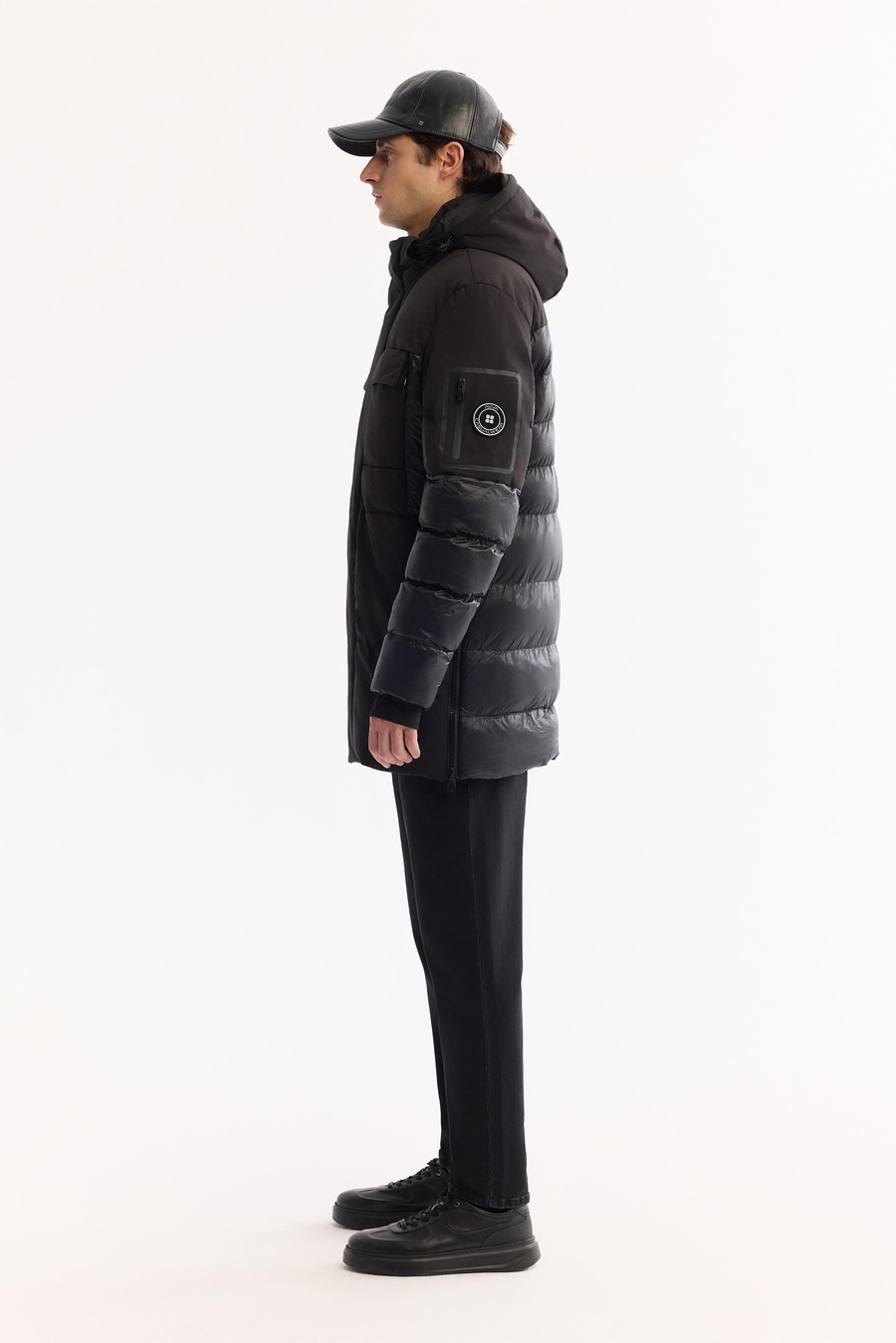 Siyah Kapüşonlu Çift Cepli Elyaf Mont