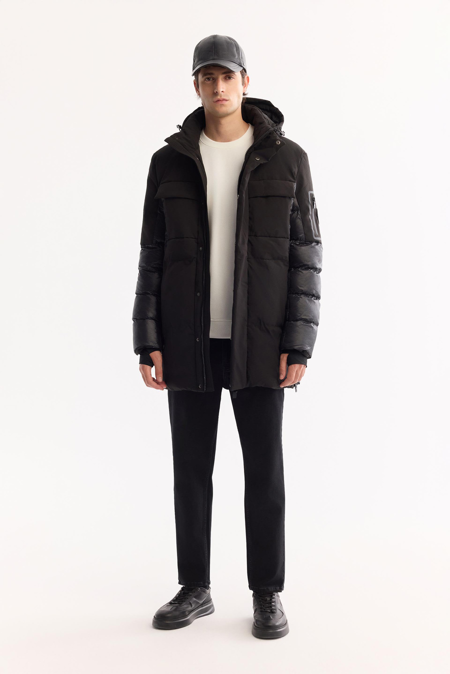 Siyah Kapüşonlu Çift Cepli Elyaf Mont