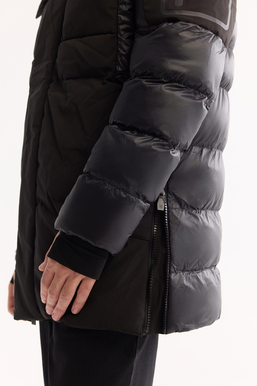 Siyah Kapüşonlu Çift Cepli Elyaf Mont