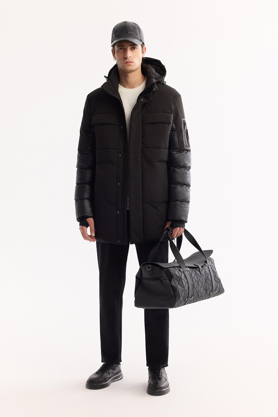 Siyah Kapüşonlu Çift Cepli Elyaf Mont