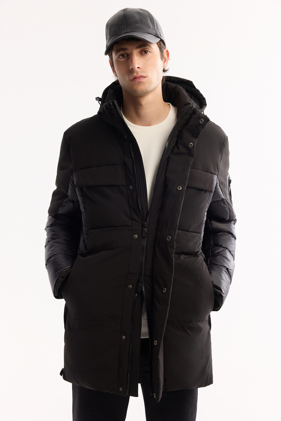 Siyah Kapüşonlu Çift Cepli Elyaf Mont